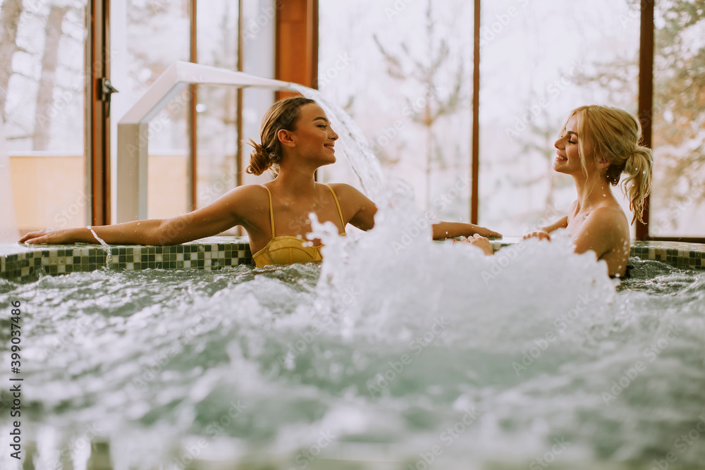 Εκτύπωση καμβά Young women relaxing in the whirlpool bathtub at the poolside