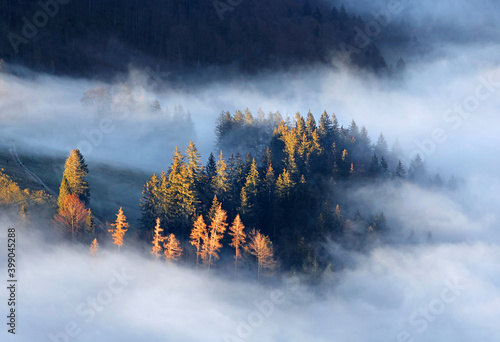 Wechselspiel aus Nebel und Sonne im Gebirge