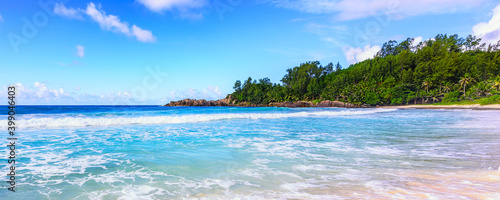 Fototapeta Naklejka Na Ścianę i Meble -  panorama of beautiful lonely tropical beach, police bay, seychelles