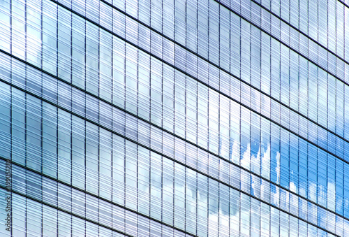 Fachada de vidro num prédio moderno