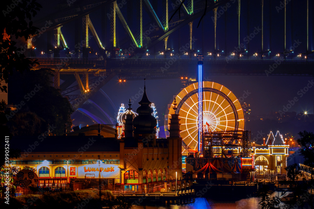 Fototapeta premium Sydney Harbour bridge and Luna park at night viewed from Lavender Bay
