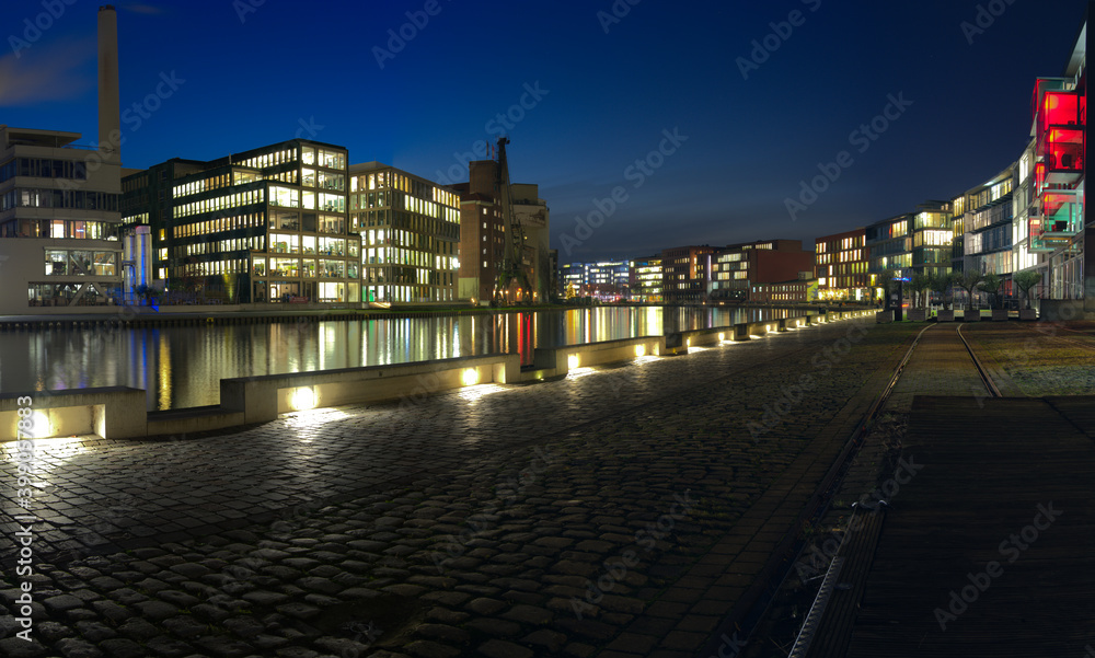 Der Hafen in Münster, Westfalen (Deutschland) zur Blauen Stunde als Panorama