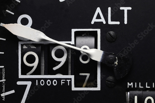 Foto close up of analogue aviation altimeter