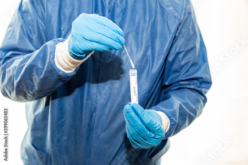 eine Ärztin hält ein Abstrichröhrchen mit Coronavirus in der Hand