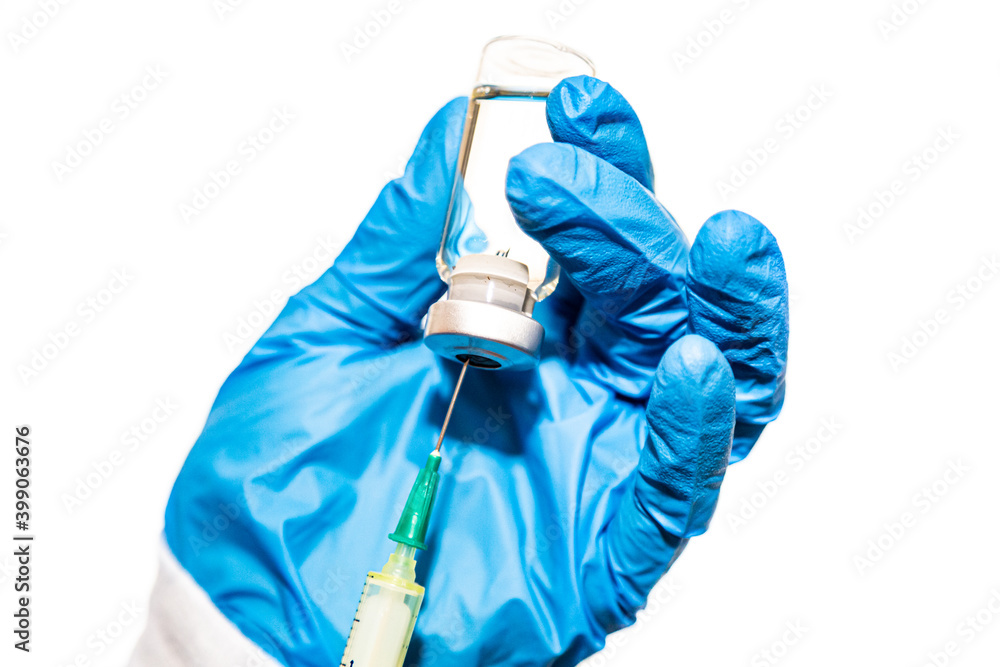 eine Ärztin ein Corona Impfstoff und eine Spritze in der Hand