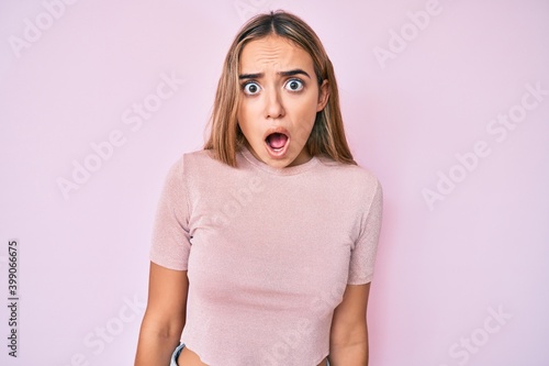 фотографія Young beautiful blonde woman wearing casual clothes scared and amazed with open