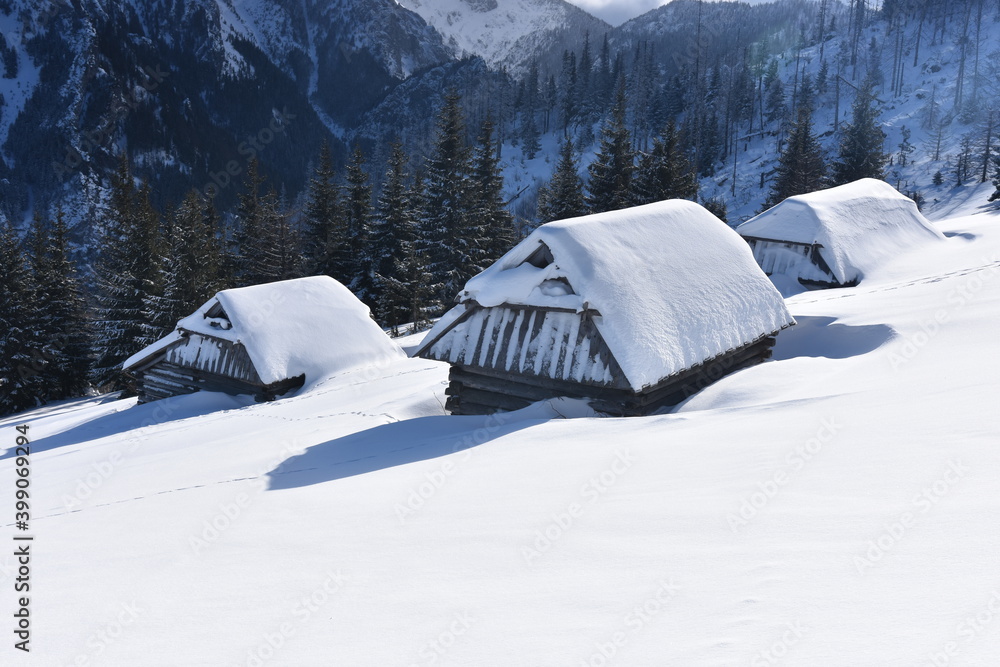 Tatry, zima w mroźny dzień, Dolina Kościeliska i szlak na Polanę na Stoły Tatry, zima w mroźny dzień, Dolina Kościeliska i szlak na Polanę na Stoły