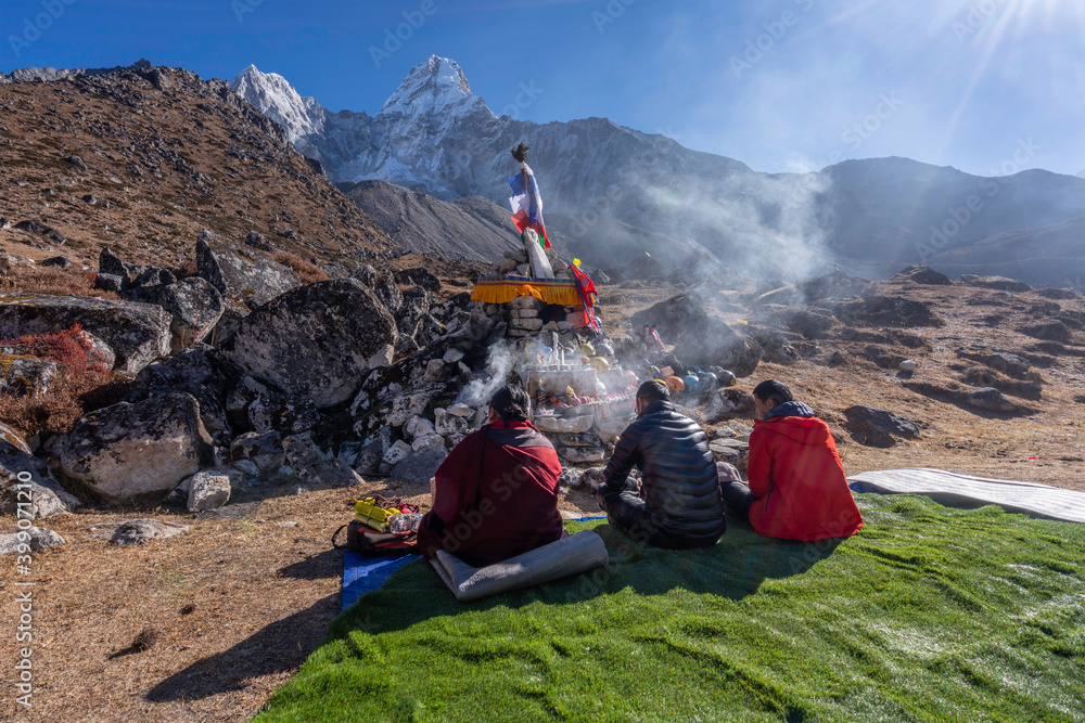 Fototapeta premium Puja Ama Dablam Base Camp, Himalaya