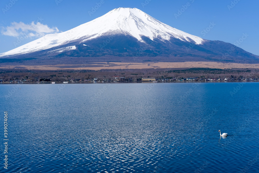 山梨県の富士山と山中湖