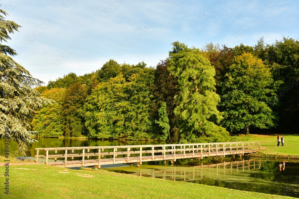 Couleurs majestueuses de l'automne des feuillages aux environs du pont en bois au parc de Tervuren à l'est de Bruxelles