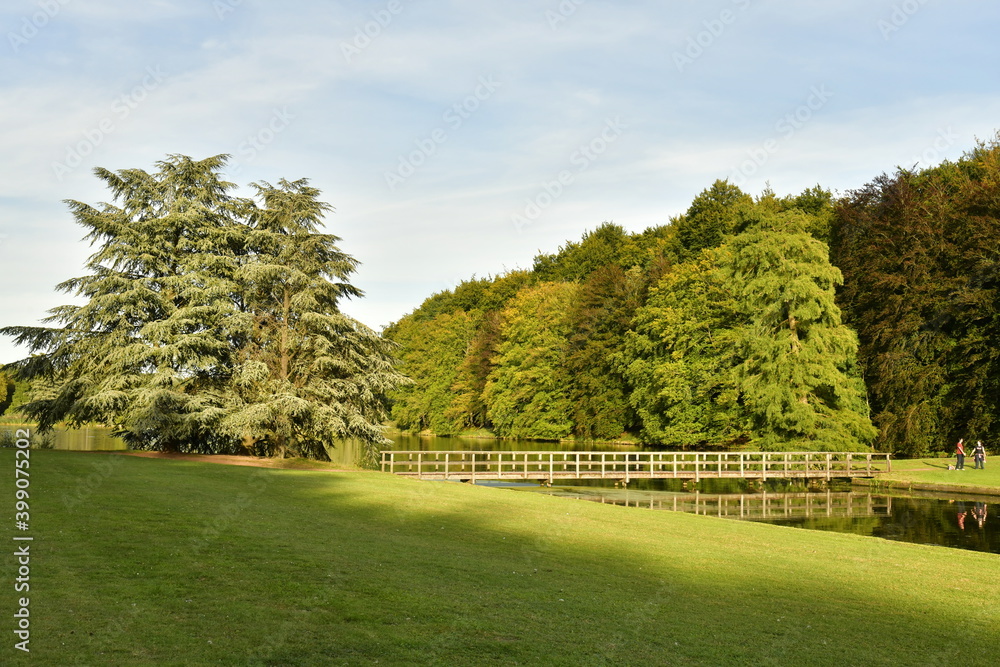 Couleurs majestueuses de l'automne des feuillages aux environs du pont en bois au parc de Tervuren à l'est de Bruxelles Couleurs majestueuses de l'automne des feuillages aux environs du pont en bois au parc de Tervuren à l'est de Bruxelles