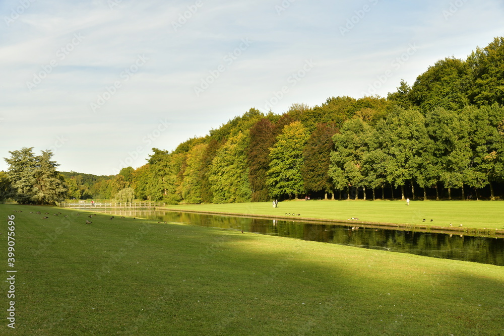 Le canal entre deux immense pelouses au parc de Tervuren à l'est de Bruxelles