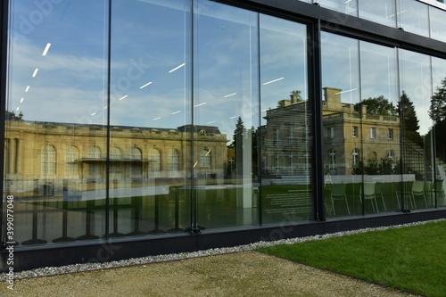 Le Musée National de l'Afrique Central se reflétant dans les vitre du pavillon d'accueil au parc de Tervuren 