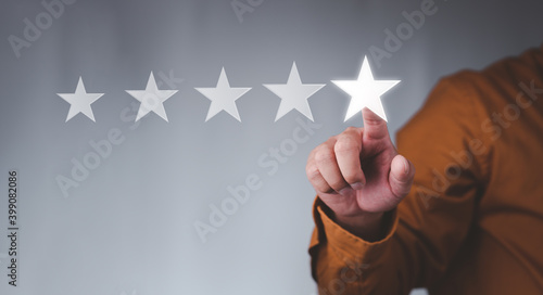 Foto Customer service experience and business satisfaction survey, businessman touching with a screen Five stars (5) rating, Feedback, review and rating concepts