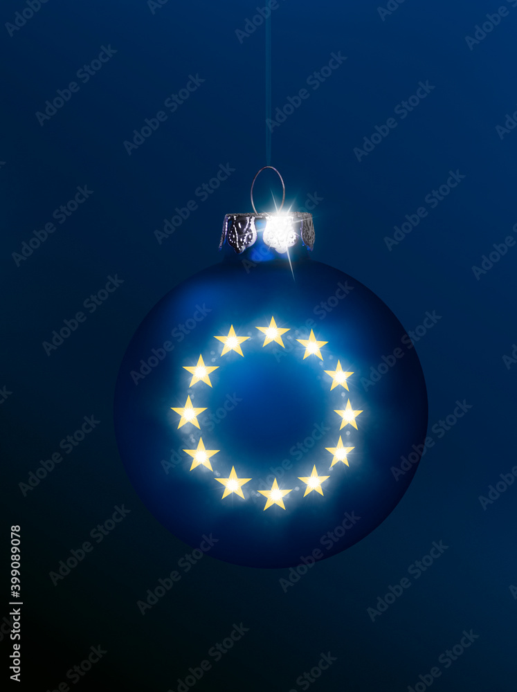 Blaue EU Weihnachtskugel vor blauem Hintergrund Blaue EU Weihnachtskugel vor blauem Hintergrund
