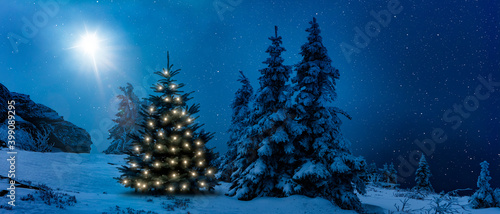 Leuchtender Weihanchtsbaum im Winterwald am Weihanchtsabend
