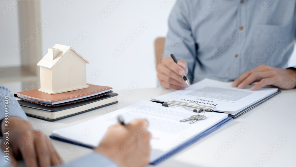 Real estate agent give a financial advice to customer about house debt.. Real estate agent give a financial advice to customer about house debt..