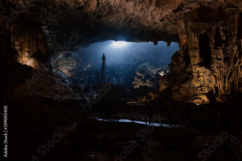 Thien Cung Cave, Vietnam photo