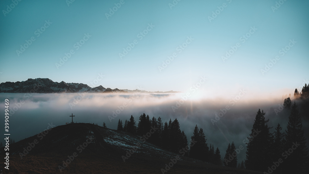 Gipfelpanorama bei Sonnenuntergang in Nebelstimmung