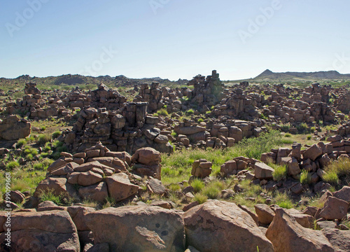 Steinwüste in der Nähe des Köcherbaum Waldes in Namibia