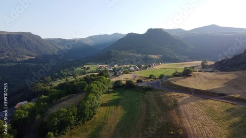 Survol du lac Pavin, près du puy de Sancy en Auvergne