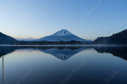 朝の富士山と精進湖 © Kazu8