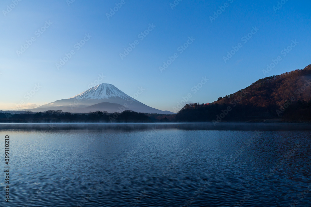 朝の富士山と精進湖