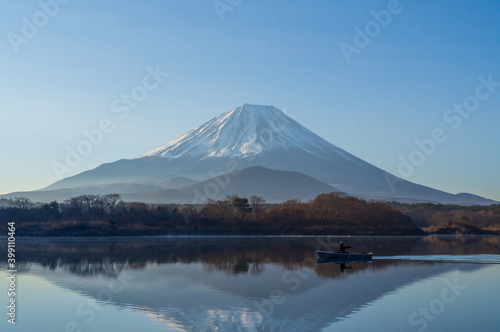 朝の富士山と精進湖