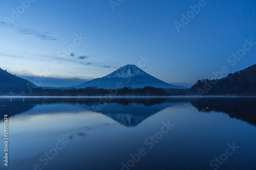 富士山と精進湖の朝焼け © Kazu8