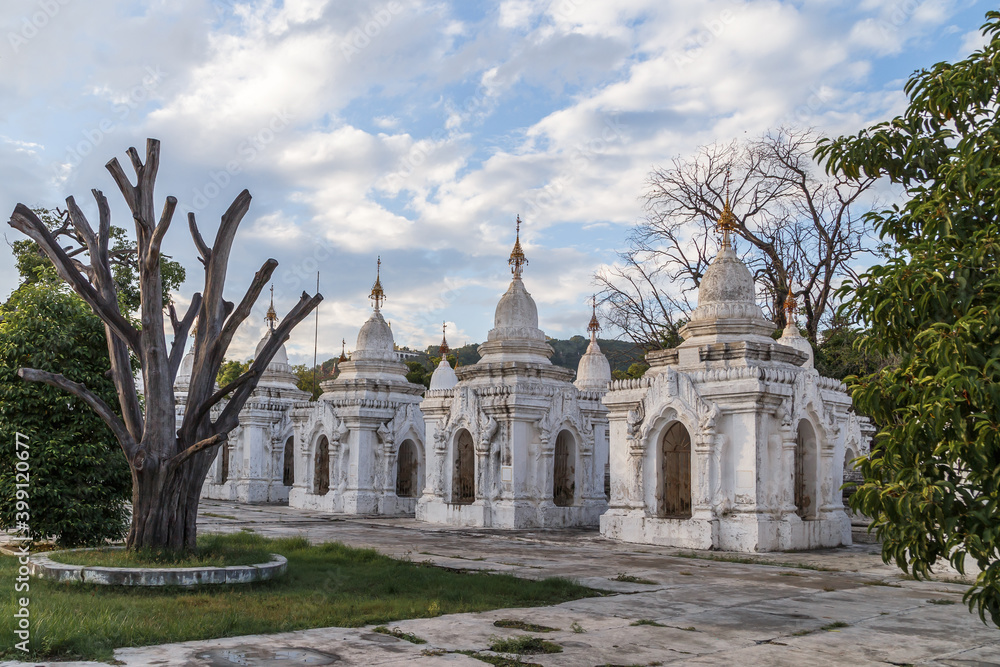 Fototapeta premium White stupas called the world's largest book at Kuthodaw Pagoda in Mandalay, Myanmar.
