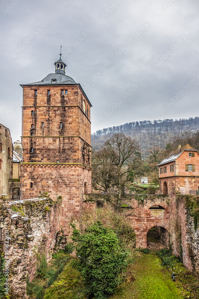 Obraz premium External view of Ancient medieval Heidelberg Castle (Heidelberger Schloss). Heidelberg Castle - famous tourist destination, most important Renaissance structures north of Alps. Heidelberg, Germany.