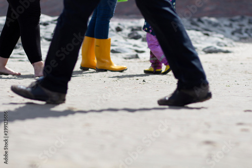 Füße und Beine von Menschen am Strand
