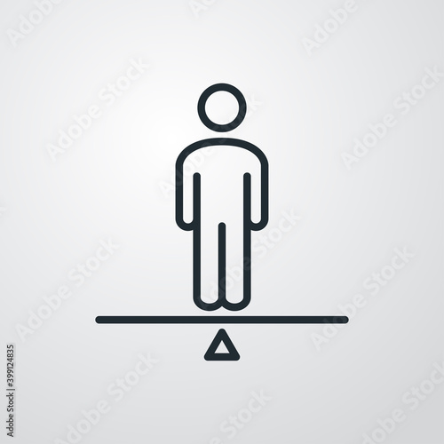 Logotipo hombre en equilibrio en balanza con lineas en fondo gris