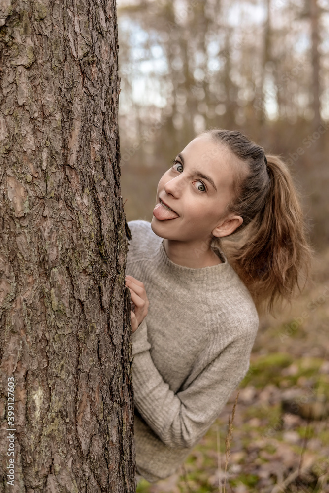 fröhliches Mädchen steckt Zunge raus fröhliches Mädchen steckt Zunge raus