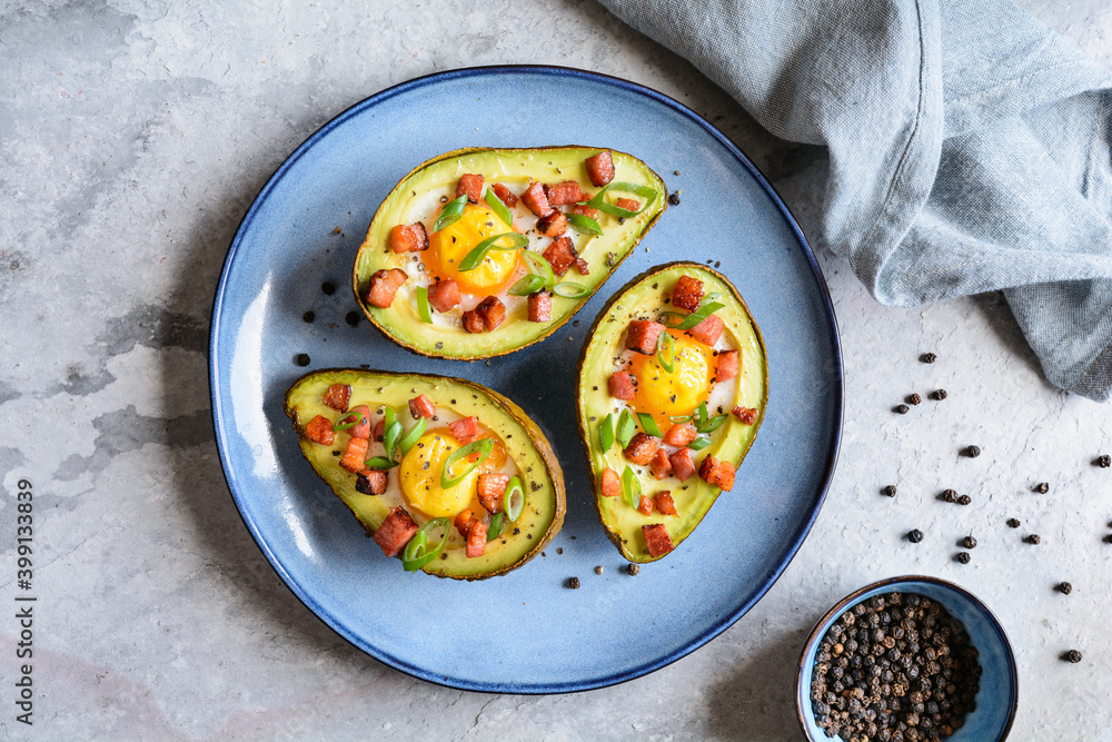Avocado egg boats with bacon and green onion Avocado egg boats with bacon and green onion