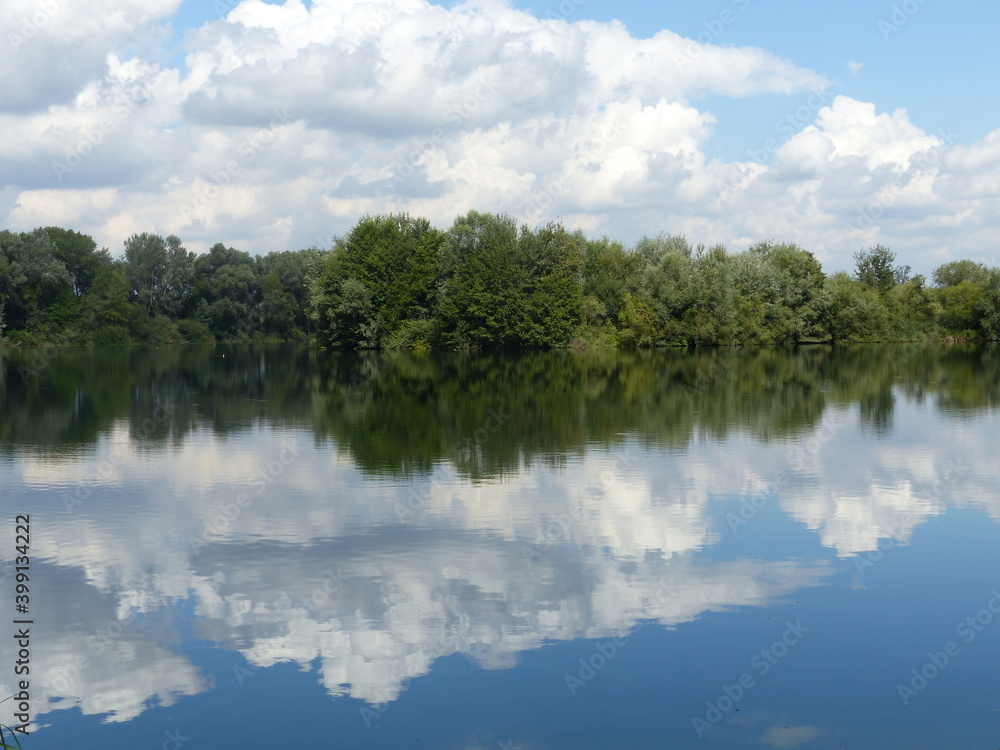 Seenlandschaften mit spiegelnden Wolken im Wasser