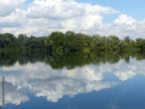 Fototapeta Naklejka Na Ścianę i Meble -  Seenlandschaften mit spiegelnden Wolken im Wasser