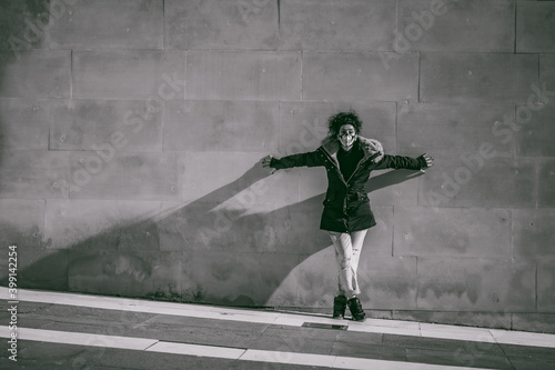 mujer joven paseando por las calles de madrid, moda urban