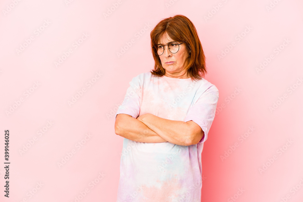 Obraz premium Senior caucasian woman isolated tired of a repetitive task.