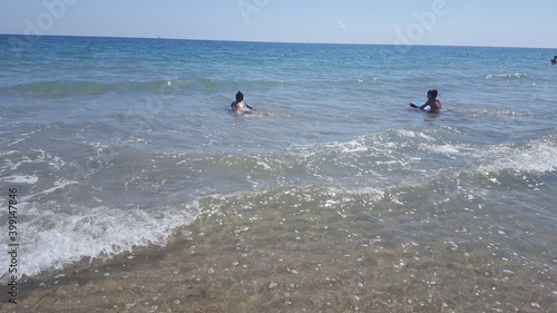 niños jugando en el mar