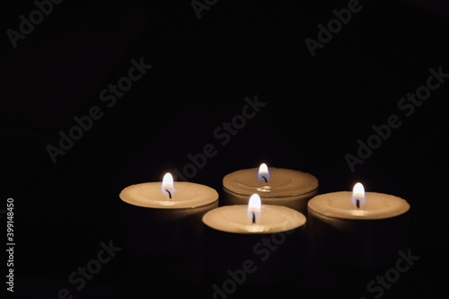 Blask świec w ciemności