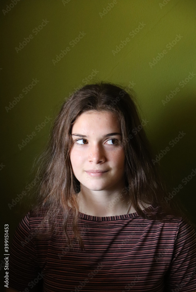 Fototapeta premium RITRATTO DI GIOVANE RAGAZZA CON SFONDO VERDE