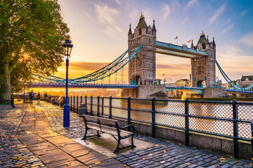 Fotobehang Tower Bridge Tower Bridge herfstochtend zonsopgang  © Pawel Pajor