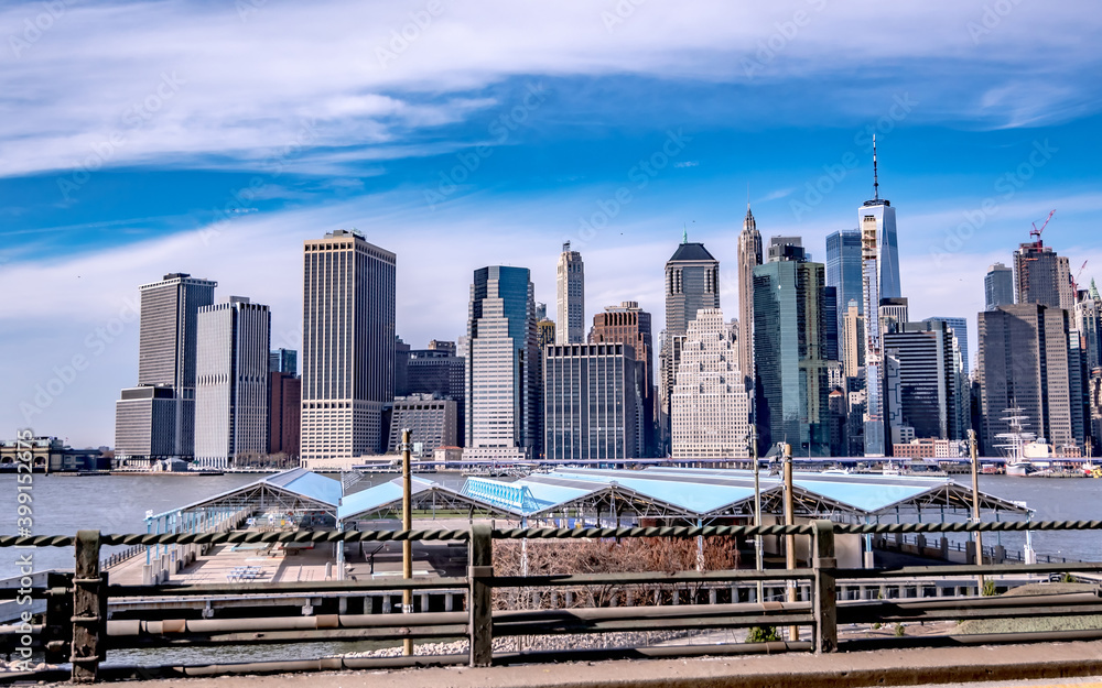 Naklejka premium looking at skyline of manhattan new york city