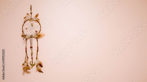 ピンクの壁に飾られたドリームキャッチャー