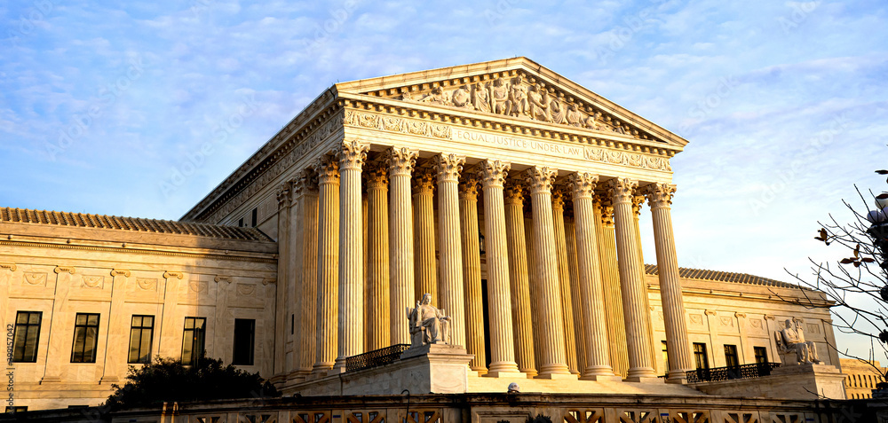 Obraz premium The supreme court of the United Stated in Washington DC under golden light