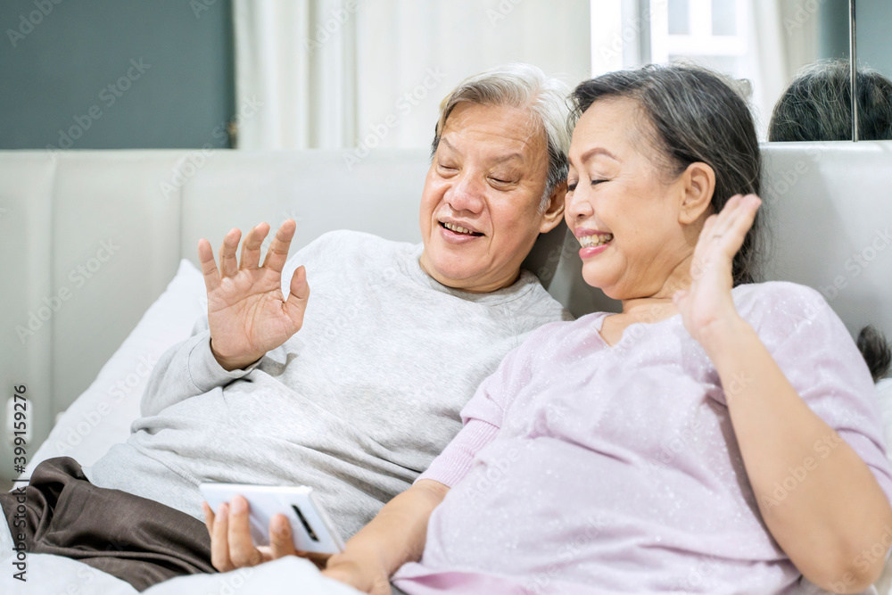 Old couple waving at grandchildren on a cellphone Old couple waving at grandchildren on a cellphone