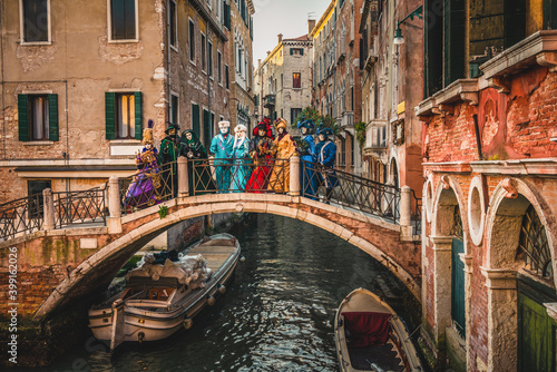 Fototapeta Naklejka Na Ścianę i Meble -  Tourists dressed for carnival in Venice, Italy