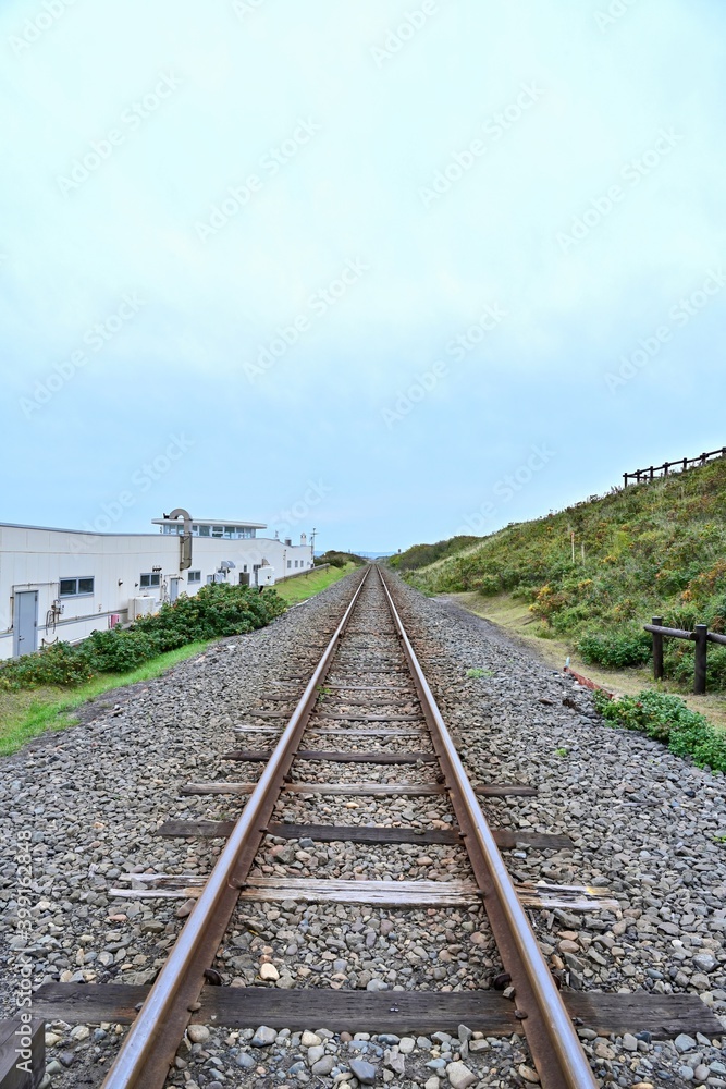 Obraz premium 小清水原生花園で見たまっすぐに伸びる線路＠網走、北海道