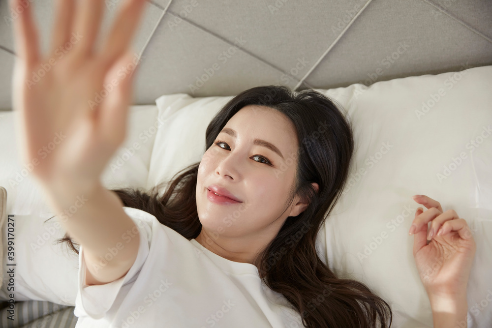 침대에 누워있는 여성 침대에 누워있는 여성